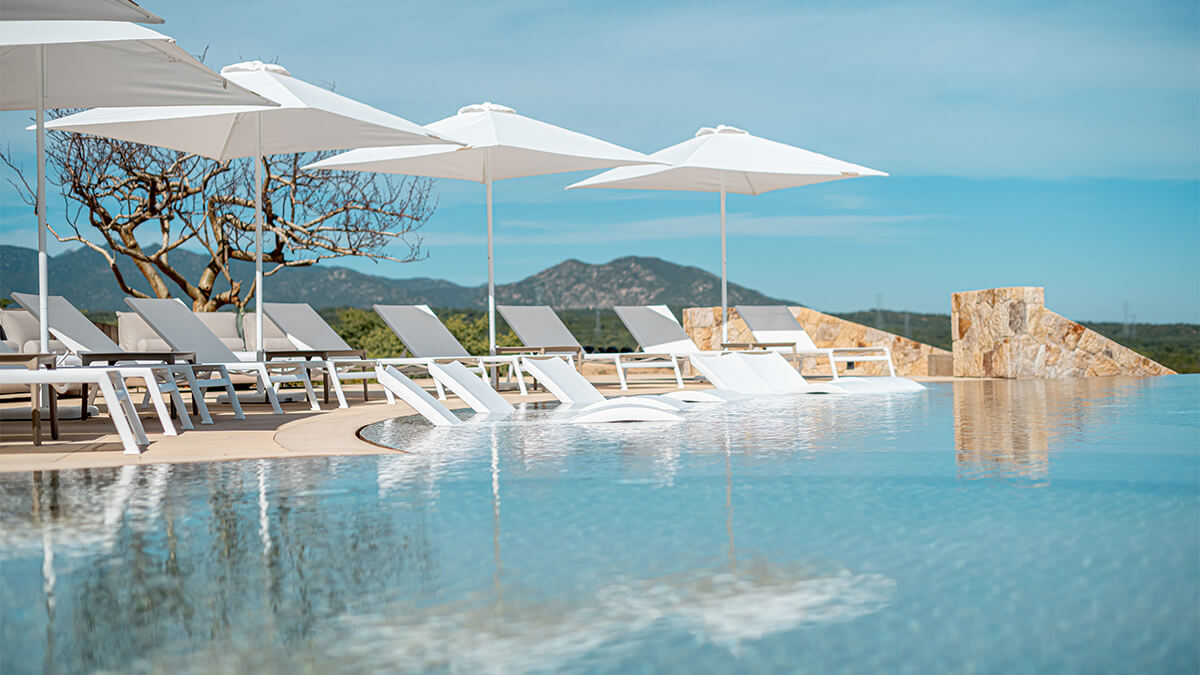 The new Canyon Club pool and and lounge chairs 