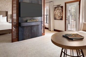 Fairmont Gold Jr Suite 1 King, at Fairmont Scottsdale Princess