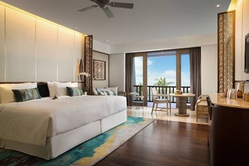 Deluxe King Pool View, at Conrad Bali