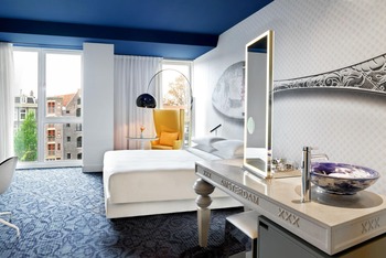 1 Queen Bed Canal View, at Andaz Amsterdam Prinsengracht