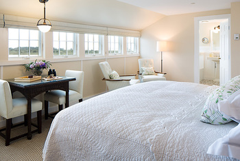 Pond View Deluxe, at Weekapaug Inn