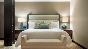 Deluxe, Larger Guest room, 1 King, at JW Marriott Houston Downtown