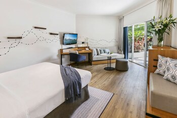 Deluxe Room King, at Shangri-La The Marina, Cairns