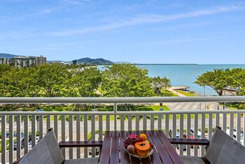 Deluxe Sea View Room King, at Shangri-La The Marina, Cairns