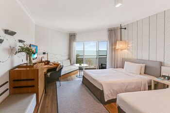 Deluxe Sea View Room Twin, at Shangri-La The Marina, Cairns