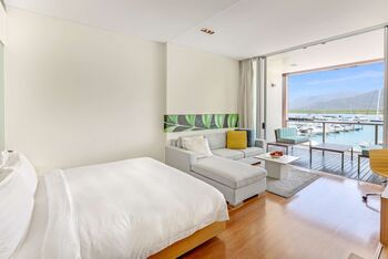 Horizon Club Room King, at Shangri-La The Marina, Cairns