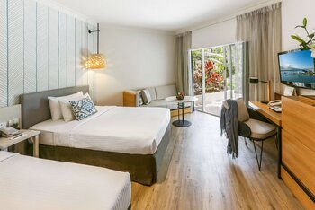 Deluxe Room Queen, at Shangri-La The Marina, Cairns