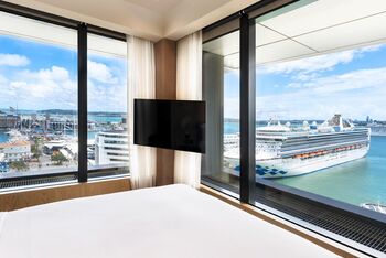 1 Bedroom Suite Harbour View Club Lounge Access, at Intercontinental Auckland