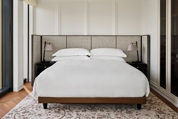 1 King Bed Corner, at Park Hyatt London River Thames