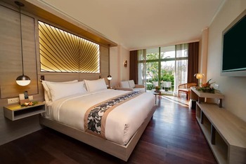 1 King Bed Garden View Room, at Hilton Hotel Tahiti