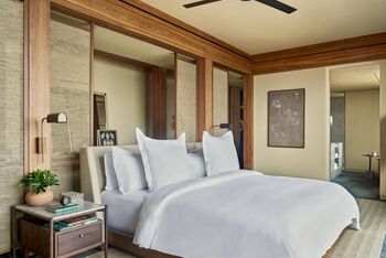 Poolside Studio Suite King, at Rosewood Mandarina