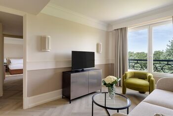 1 Bedroom Suite Sofa Bed, at InterContinental Chantilly Chateau Mont Royal