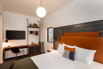 Queen, at The State Hotel