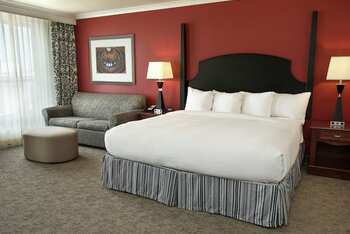 Business Class - 1 King Bed - W / Fridge, at President Abraham Lincoln Springfield - a DoubleTree by Hilton Hotel