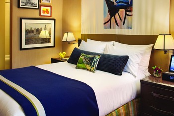 1 Queen Bed, at Hotel Lincoln