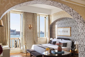 Junior Suite with Lagoon View with Balcony, at Hotel Londra Palace