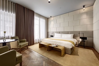 Grand Deluxe Guestroom, at Hotel Cafe Royal