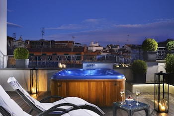 Jacuzzi Suite View, at The First Roma Arte