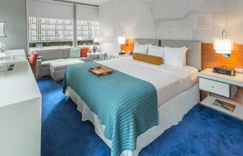 Deluxe King City View, at Kinzie Hotel