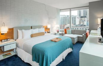 Deluxe Corner King, at Kinzie Hotel