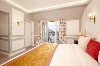 For Families: Family Suite, King, at Hotel Regina Louvre