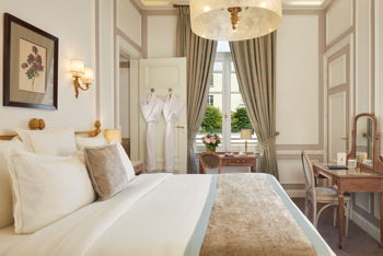 Rooms with courtyard view: Deluxe Room, at Hotel Regina Louvre