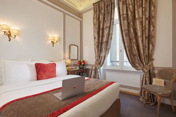 Rooms with Courtyard View: Superior Room, at Hotel Regina Louvre