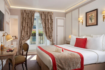 Rooms with Louvre View: Louvre Superior Room, at Hotel Regina Louvre