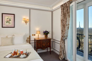 Suites with Eiffel Tower View: Suite Eiffel Tower, at Hotel Regina Louvre