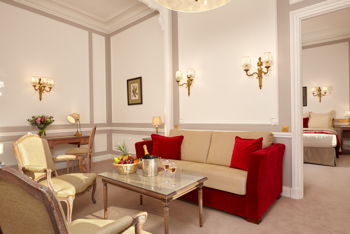 Suites with Courtyard View: Suite Prestige, at Hotel Regina Louvre