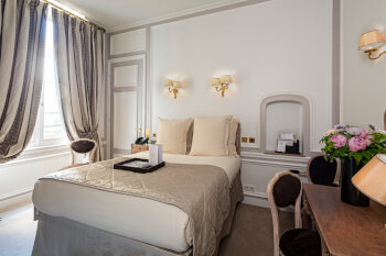 For Families: Family Room, Queen, at Hotel Regina Louvre