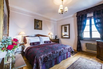 Deluxe Room, King or Twin Beds, at Golden Well Hotel
