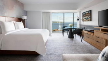 Deluxe Bay-View Room, King, at Four Seasons Hotel Seattle