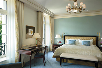 Deluxe Room King, at Shangri-La Hotel Paris