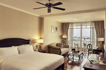 Luxury Room, Club Millesime Access, King Bed, at Sofitel Phnom Penh Phokeethra