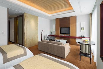 Deluxe Room, 2 Twin Beds, at The Peninsula Tokyo