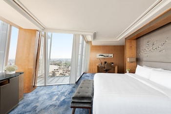 Iconic City View Room, 1 Kiing, at Shangri-La The Shard, London