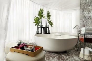 Premier Room, 1 King Bed, River View, at Four Seasons Hotel Guangzhou