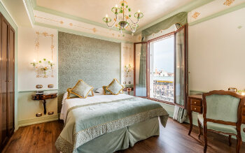 Deluxe Room with Grand Canal View, at Hotel Monaco & Grand Canal
