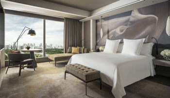 Deluxe Garden View Room, One King, at Four Seasons Hotel Tokyo at Otemachi