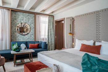 Executive Suite, Street View, at Ca