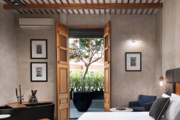 Deluxe, at Diez Diez Collection