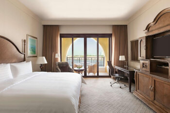 Horizon Club Deluxe - King, at Shangri-La Qaryat Al Beri, Abu Dhabi