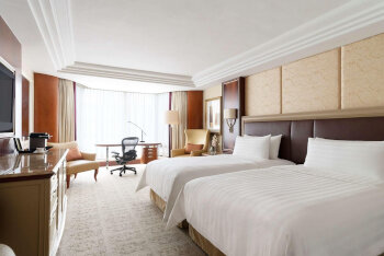 Deluxe Harbour View Room, Twins, at Kowloon Shangri-La, Hong Kong