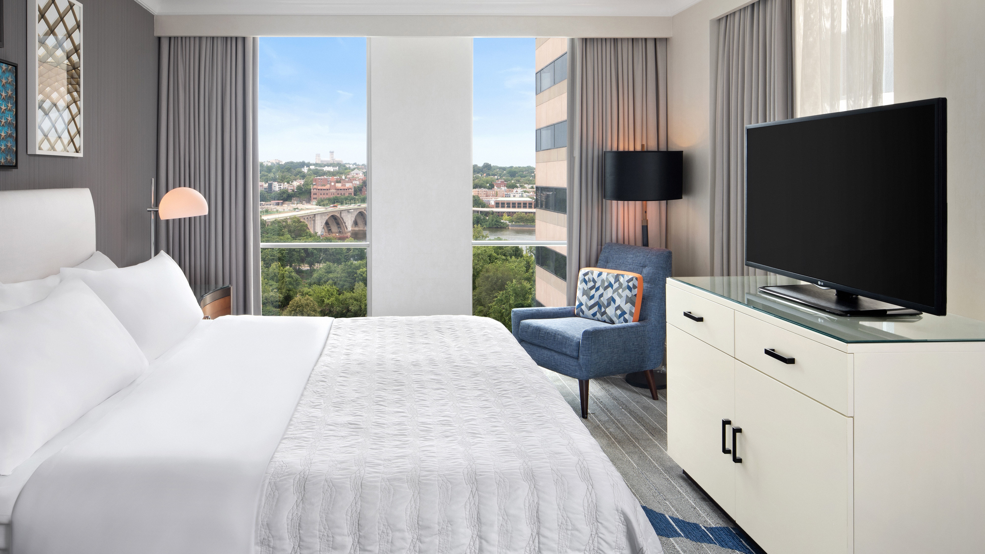 Urban King, Guest room, 1 King, City view, at Le Meridien Arlington