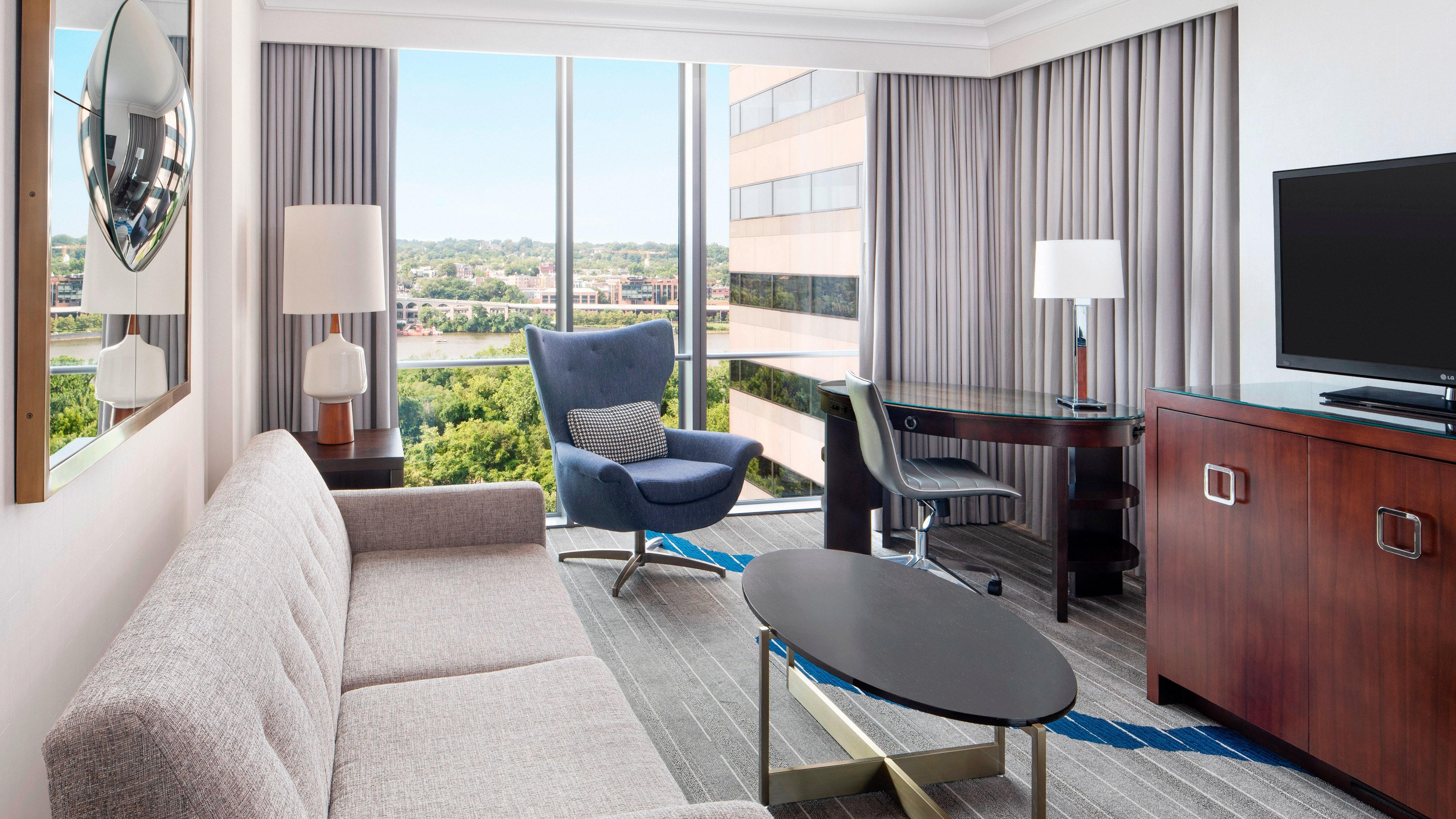 One Bedroom Suite, 1 Bedroom Suite, 1 King, Sofa bed, River view, at Le Meridien Arlington