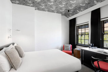 Peppers Queen Room, at Peppers Gallery Hotel