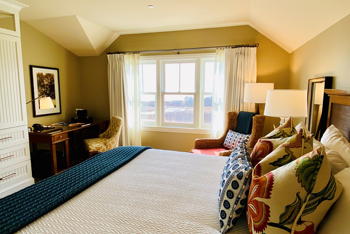 Accessible Traditional Room 1 King, at Inn by the Sea