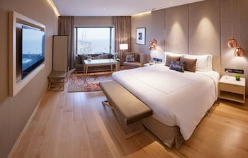 Luxury Room, Sea View, King Bed, at Taj Lands End
