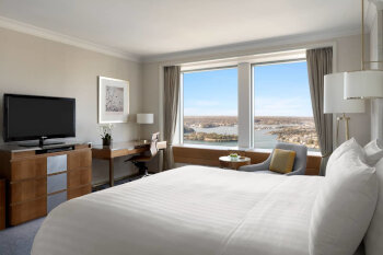Horizon Club Darling Harbour Room, King Bed, at Shangri-La Hotel Sydney